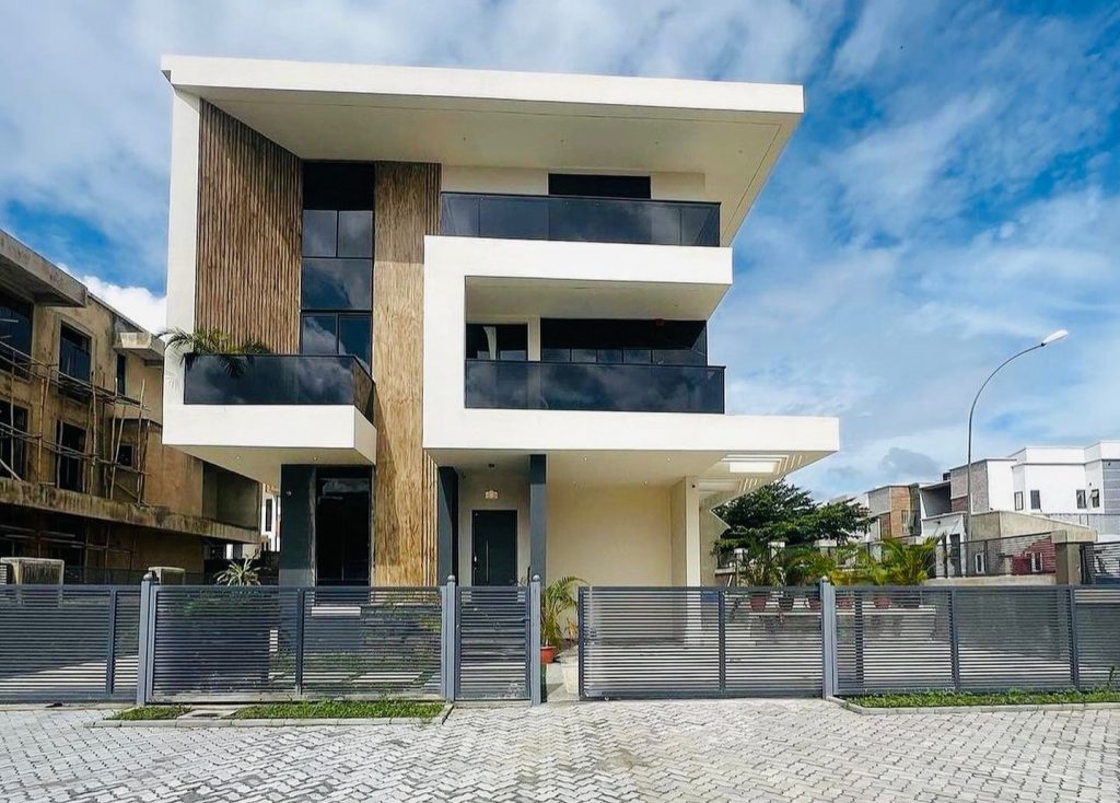 Luxury 6 Bedroom Detached Smart Duplex 